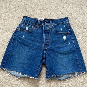 Levi’s mid thigh size 24